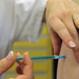Les personnes de plus de 65 ans, celles souffrant de maladies chroniques, les enfants nés prématurément et les femmes enceintes devraient se faire vacciner (archives). KEYSTONE/GEORGIOS KEFALAS